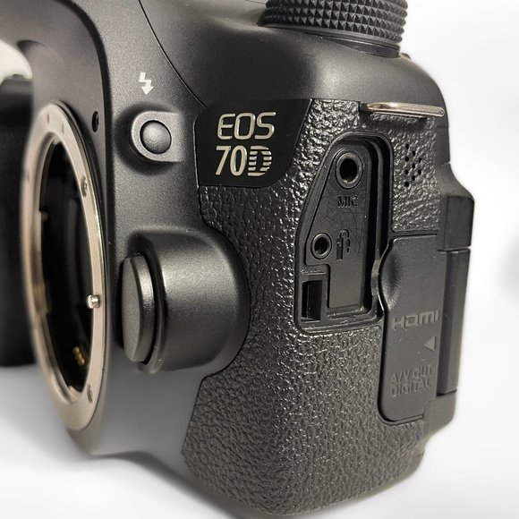 Canon EOS 70D DSLR Camera Body + Accessories - Picture 6 of 17